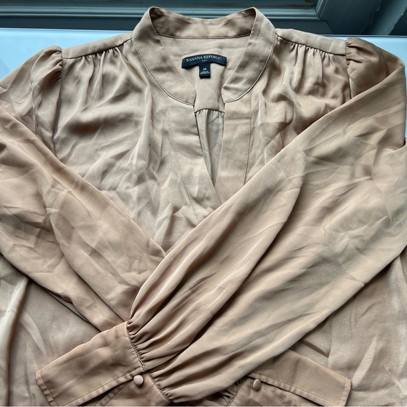 Banana Republic Beige Top size medium shirt - Picture 1 of 4